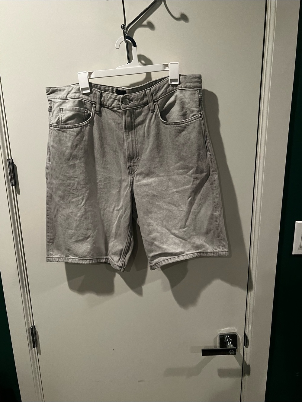 H&M Light Gray Denim Shorts - Casual Five-Pocket Style